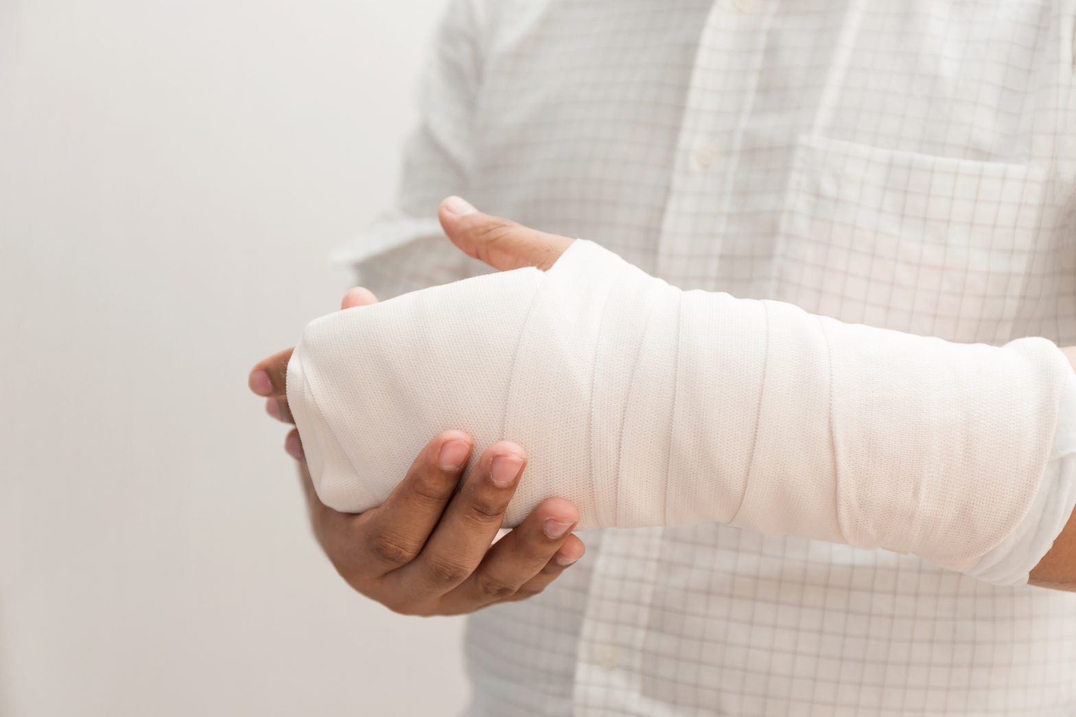 An arm in a cast to show Work Injury Claim in Norfolk.